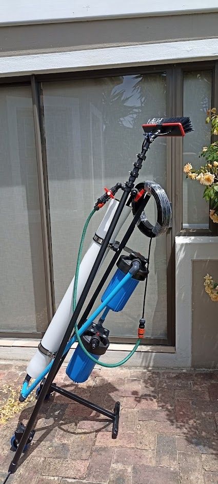 Complete water-fed pole system with deionization filters for professional solar panel cleaning